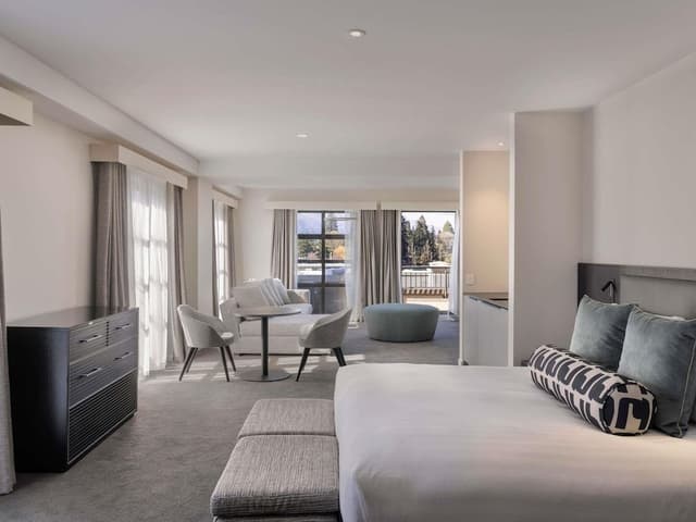 Suite, 1 King Bed, Patio, Lake View (Opera)