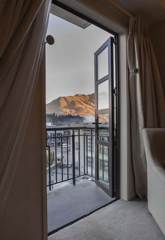 Luxury Room, 1 King Bed, Balcony, Mountain View
