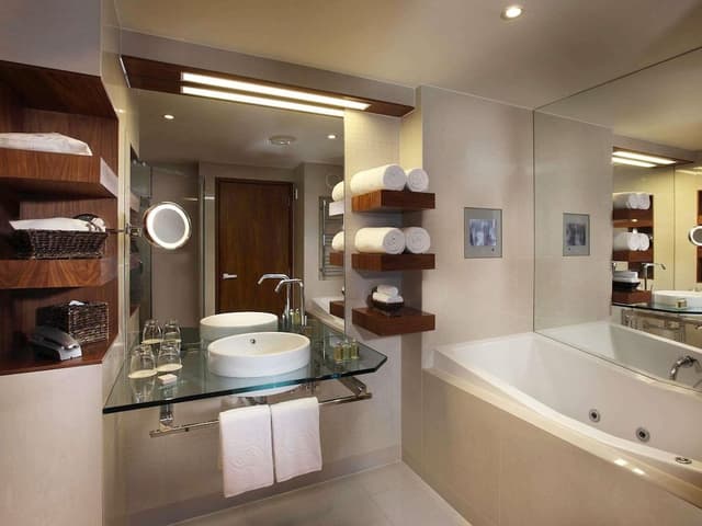 Luxury Room, 1 King Bed, Balcony, Mountain View