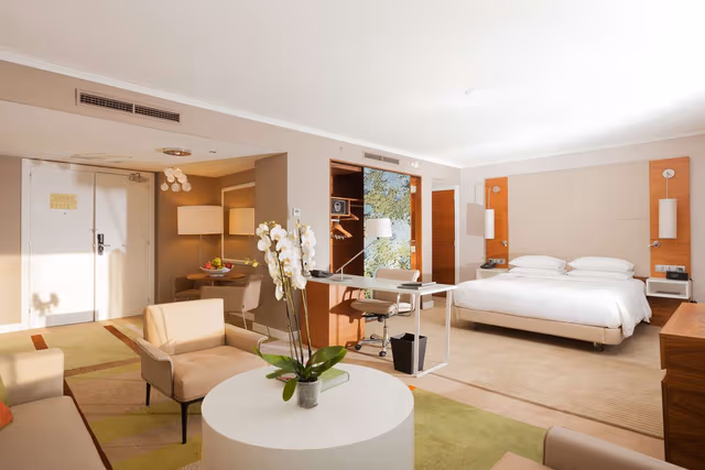 KING MASTER SUITE WITH LOUNGE ACCESS