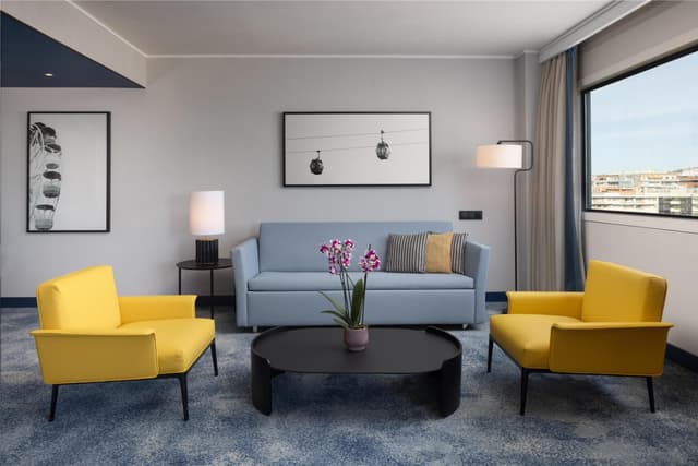 KING MASTER SUITE WITH LOUNGE ACCESS