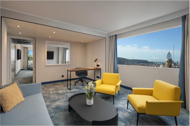 1 BEDROOM KING EXECUTIVE SUITE LOUNGE ACCESS