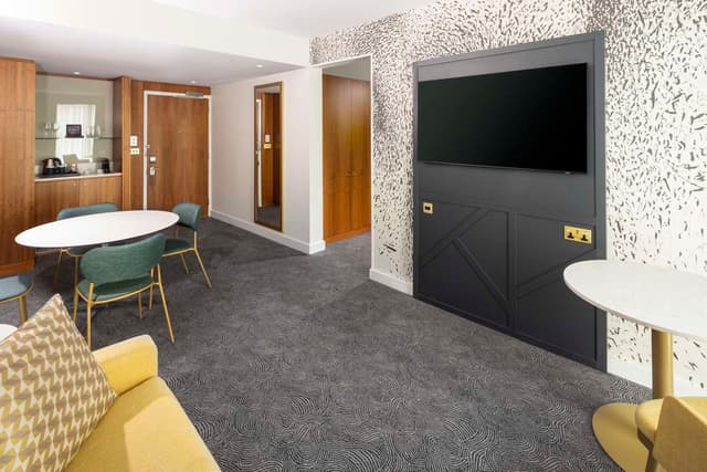 KING SUITE WITH CITY VIEW