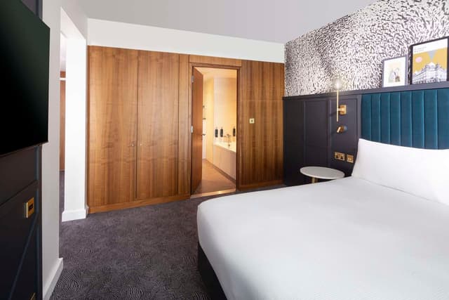 KING SUITE WITH CITY VIEW