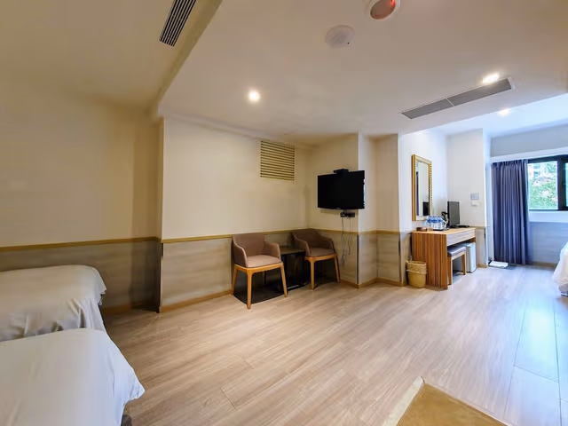 Five Persons Room