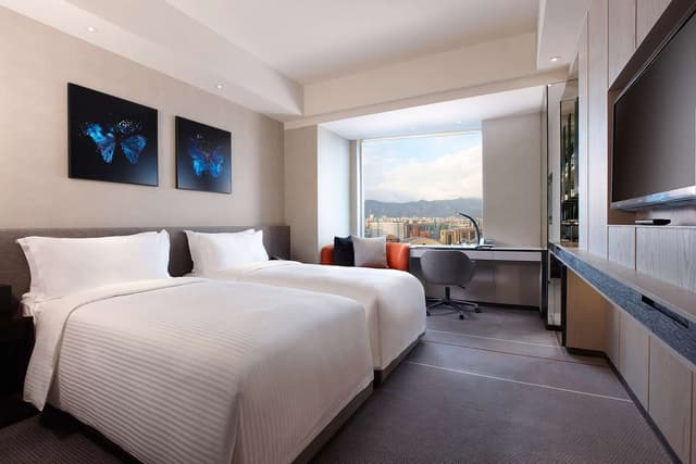 TWIN DELUXE ROOM HIGH FLOOR