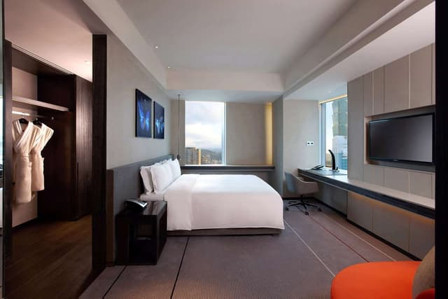 KING PREMIUM ROOM WITH LANDMARK VIEW
