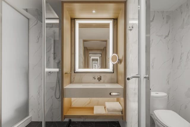 Executive Room, 1 King Bed, Club Lounge Access (Airport View)