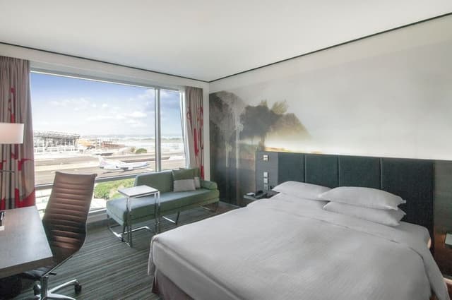 Regency Executive Suite King with Airport View
