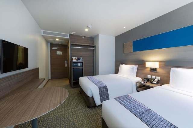 Standard Room, 2 Twin Beds (Front of Building, Free Breakfast)