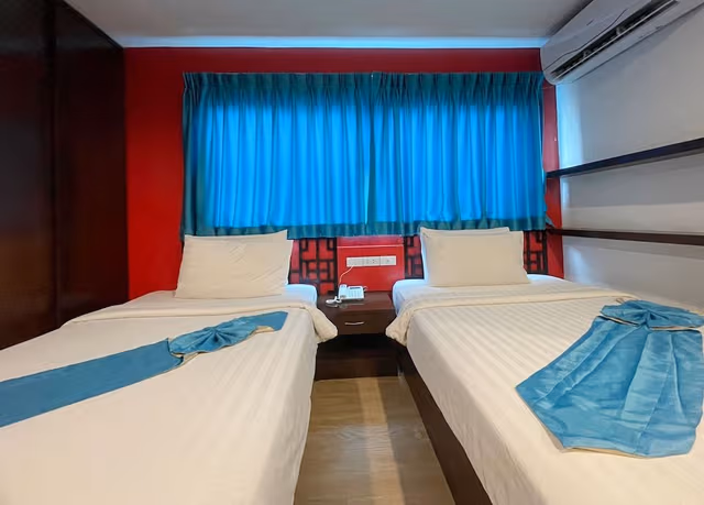 Deluxe Room Twin Beds with Window