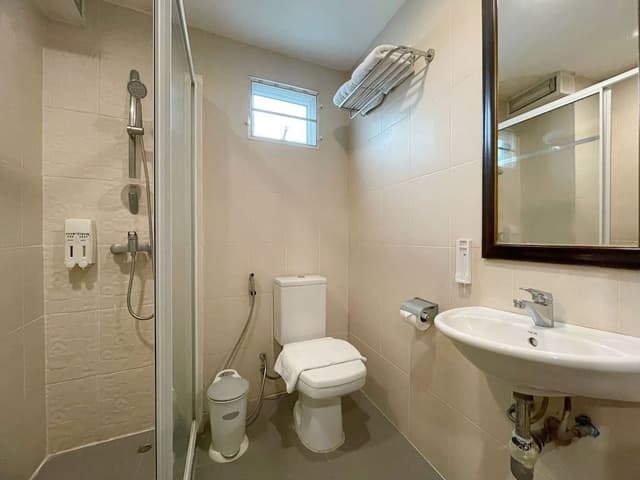 Deluxe Room Twin Beds with Window