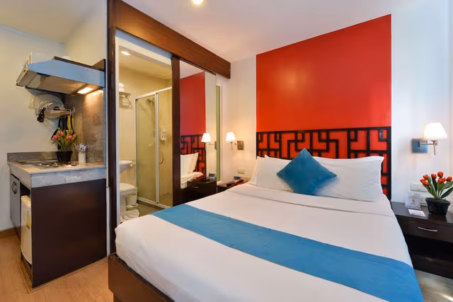 Deluxe Room Queen Bed with Window