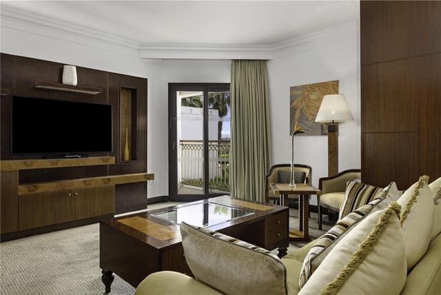 JUNIOR SUITE KING BED ROOM / LIVING ROOM