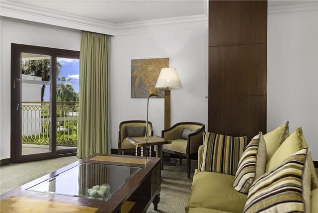 JUNIOR SUITE KING BED ROOM / LIVING ROOM