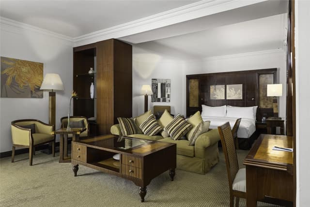 JUNIOR SUITE KING BED ROOM / LIVING ROOM