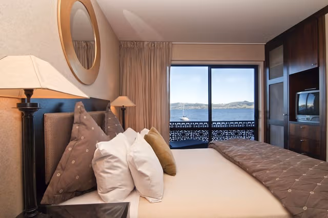 Junior Suite Queen with Lake View