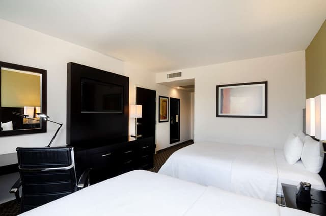 2 QUEEN BEDS-NONSMOKING