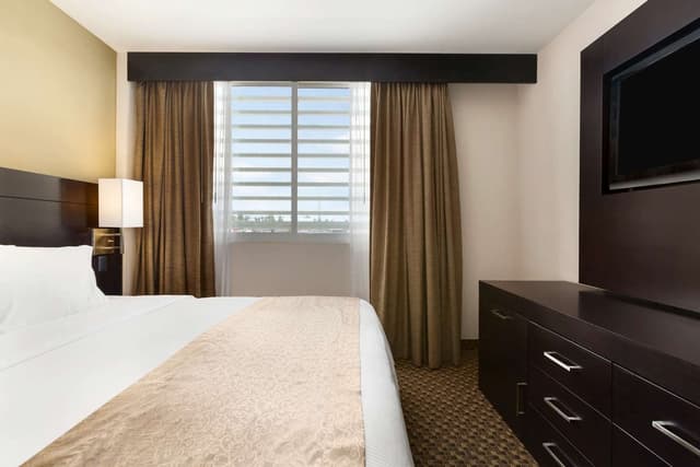1 KING BED JUNIOR SUITE-NONSMOKING