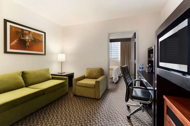 1 KING BED JUNIOR SUITE-NONSMOKING