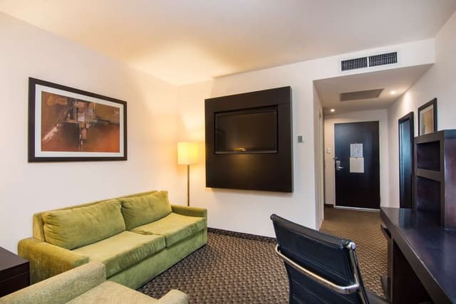 1 KING BED JUNIOR SUITE-NONSMOKING