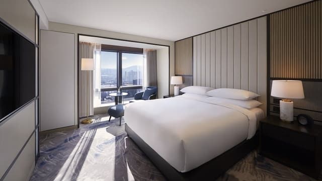 Junior Suite, 1 King Bed, Club Lounge Access
