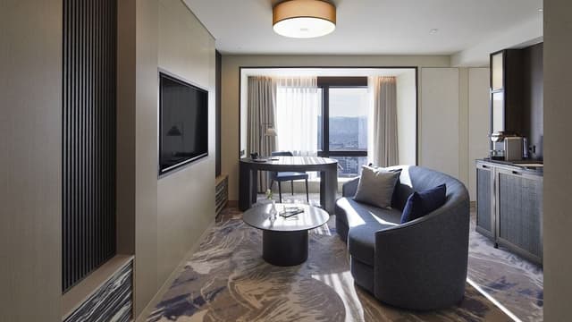 Junior Suite, 1 King Bed, Club Lounge Access