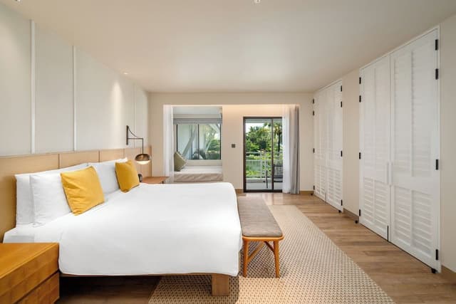 Suite, 1 King Bed, Lagoon View