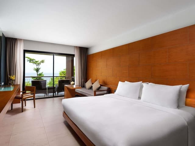 Deluxe Room, 1 King Bed, Balcony, Sea View