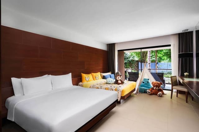 Family Room, Multiple Beds, Balcony, Garden View