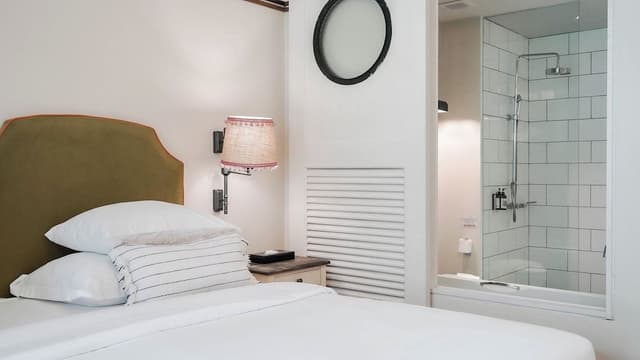 Deluxe Room, Pool View