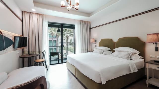 Deluxe Room, Pool View