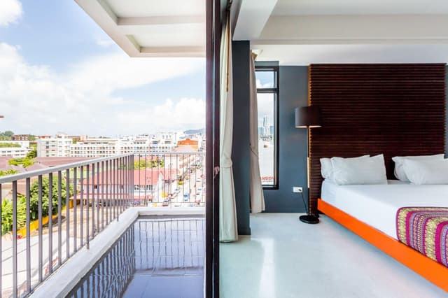 Ultra Hip with King Bed - Non-Smoking