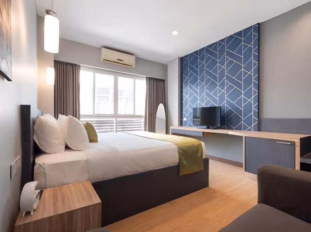 DELUXE, DOUBLE OR TWIN BED