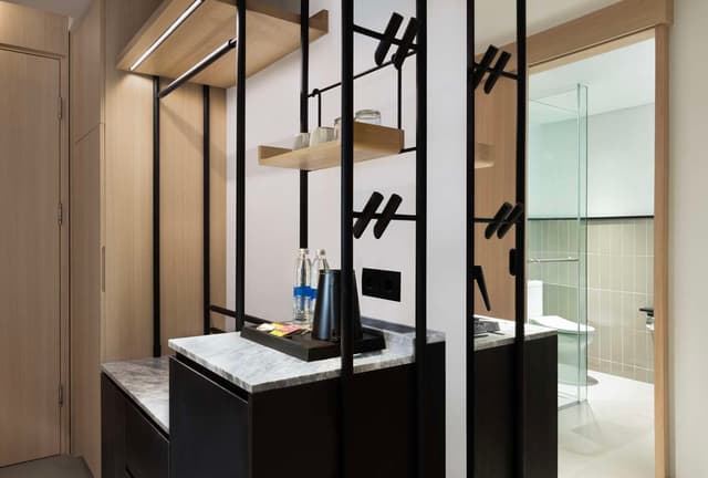 KING GUEST ROOM WITH BALCONY