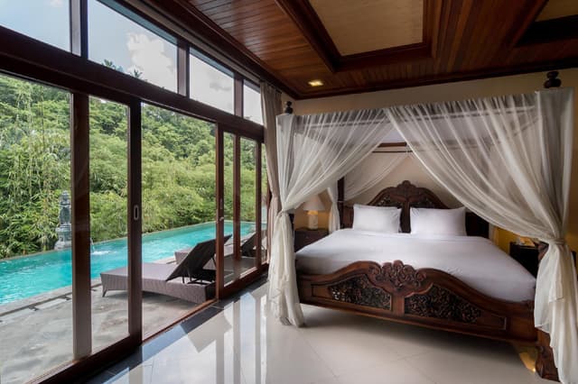 Three Bedroom Pool Villa king bed