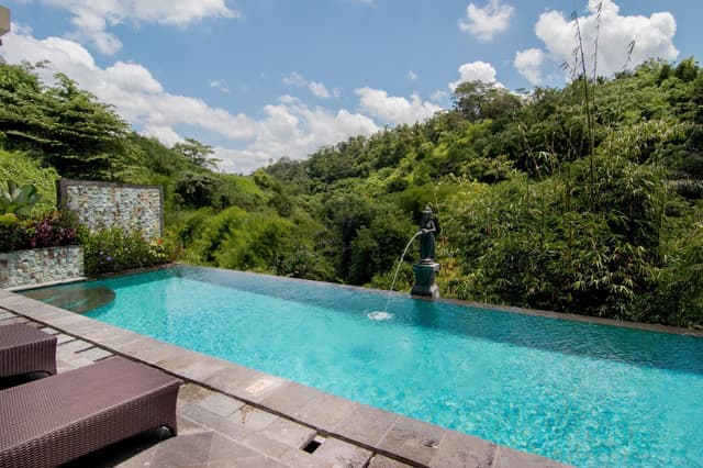 Three Bedroom Pool Villa king bed