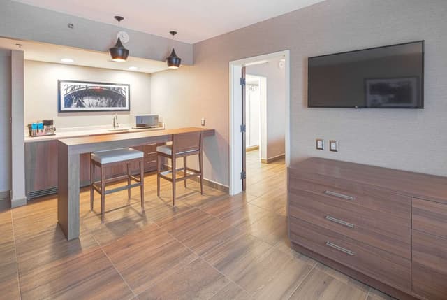1 KING BED 1 BEDROOM SUITE NONSMOKING