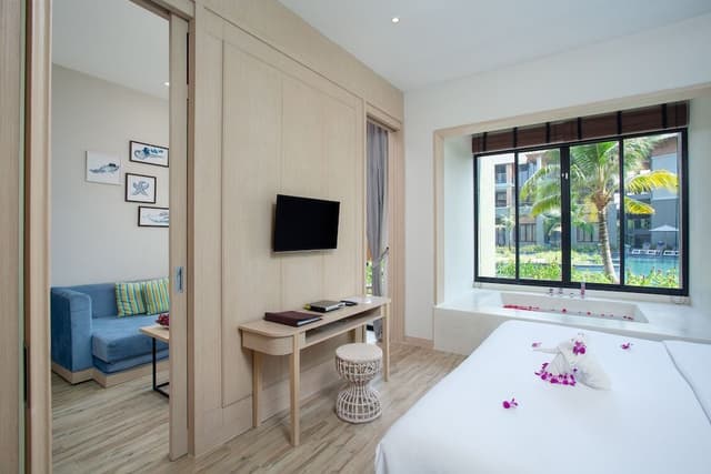 Deluxe Suite Pool Access with Jacuzzi