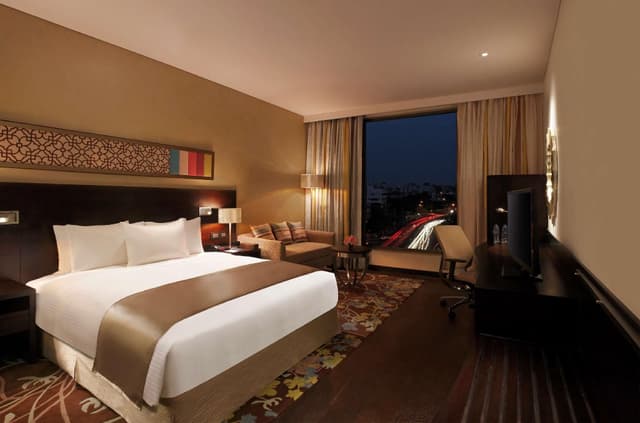 KING EXECUTIVE ROOM WITH CITY VIEW