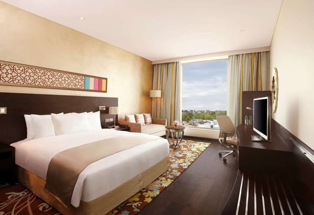 KING EXECUTIVE ROOM WITH CITY VIEW