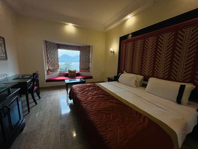 Room, 1 King Bed, Lake View