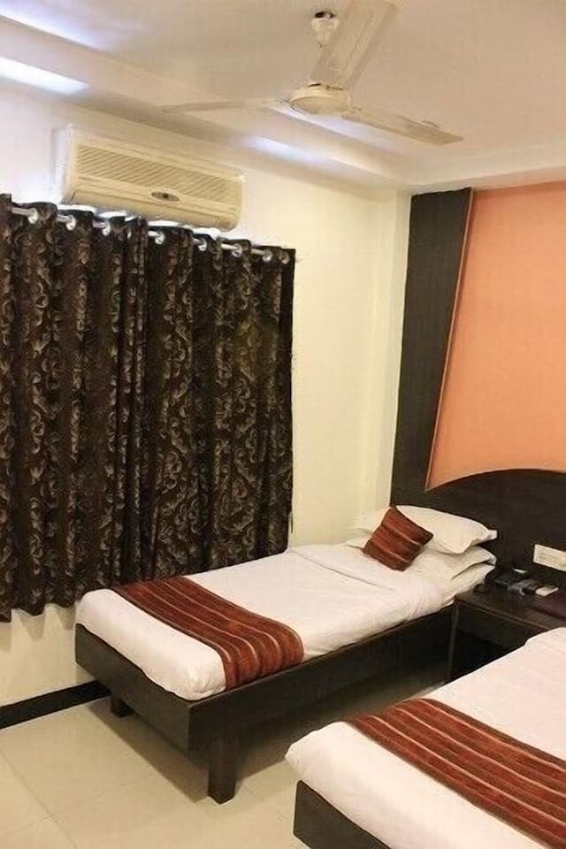 Deluxe Room, 1 Queen Bed, Smoking