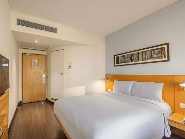 Standard Room, 1 Queen Bed (with Extra Benefits)