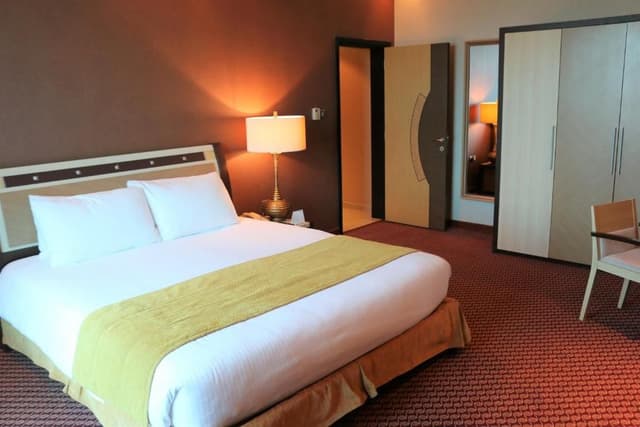 One-Bedroom Suite with Balcony