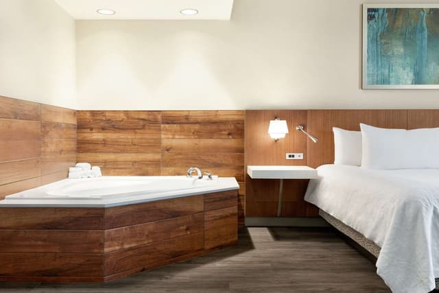 1 KING 1 BDRM WHIRLPOOL STE WITH JACUZZI TUB