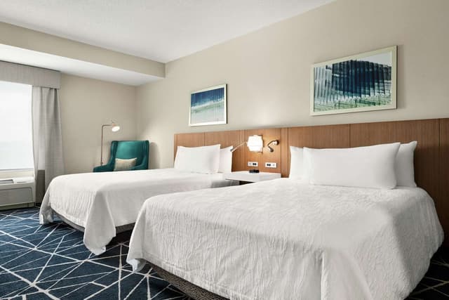 2 QUEEN BEDS