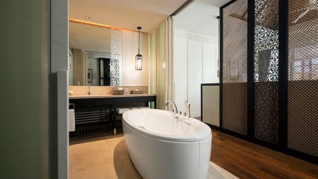 Suite, 1 King Bed (Private Garden)