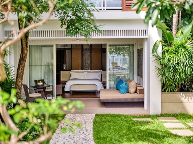Suite, 1 King Bed (Private Garden)