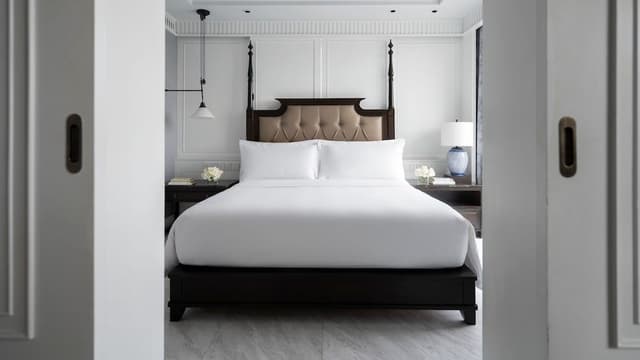 Junior Suite, 1 King Bed, Pool View